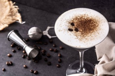 Siyah arka planda cam içinde martini espresso kokteyli. Boşluğu kopyala.