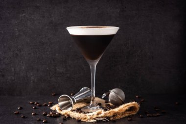 Martini espresso kokteyli, siyah arka planda.