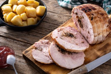 Tahta masada fındıklı tavuk dolması.