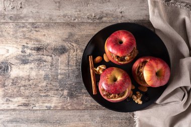 Tahta masada fındıkla pişirilmiş elma dolması. Üst Manzara. Boşluğu kopyala