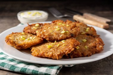 Geleneksel Yahudi mandalları ya da tahta masada patates krepleri.
