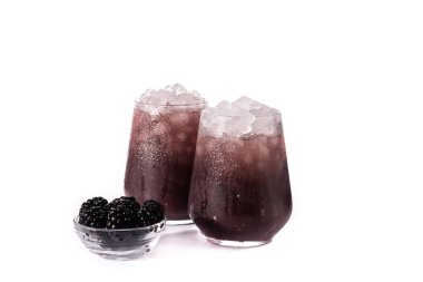 Beyaz arka planda soğuk bardakta taze böğürtlen kokteyli.