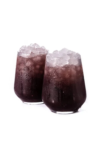 新鲜的黑莓鸡尾酒 冷玻璃杯 白色背景隔离 — 图库照片