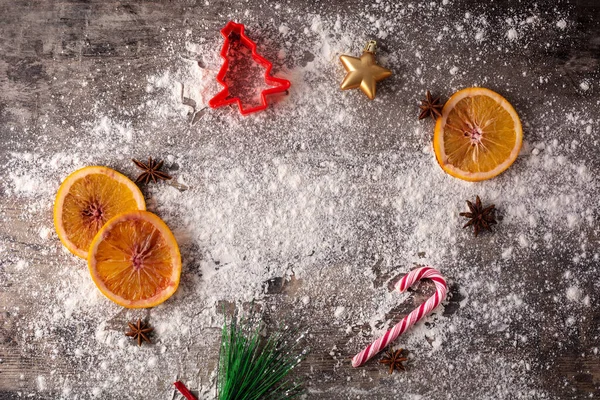 Weihnachtsessen Hintergrund Mit Orangen Sternanis Und Mehl Auf Holzgrund Zutaten — Stockfoto