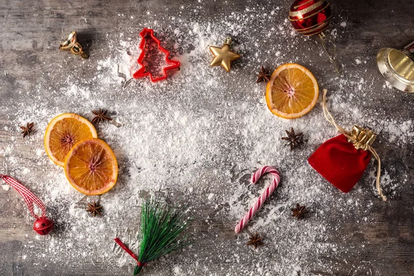 Weihnachtsessen Hintergrund Mit Orangen Sternanis Und Mehl Auf Holzgrund Zutaten — Stockfoto