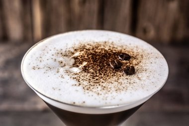 Martini espresso kokteyli ahşap masada.