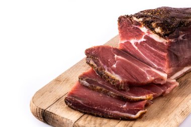 Kurutulmuş ve tütsülenmiş et beyaz arka planda izole edildi. Boşluğu kopyala