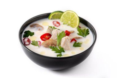 Geleneksel Tayland yemekleri Tom Kha Gai beyaz arka planda izole edildi