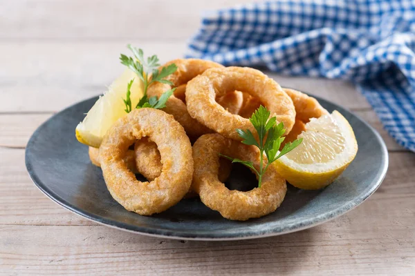 Ahşap masada kızarmış kalamar halkaları.