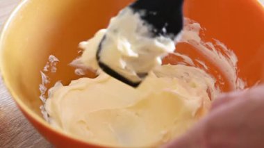 Kremalı krema hazırlamak için tereyağını kaşıkla karıştırıyorum.