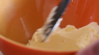 Kremalı krema hazırlamak için tereyağını kaşıkla karıştırıyorum.