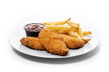 Beyaz arka planda kızarmış tavuk ve patates kızartması.