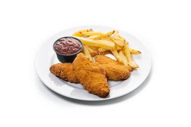 Beyaz arka planda kızarmış tavuk ve patates kızartması.