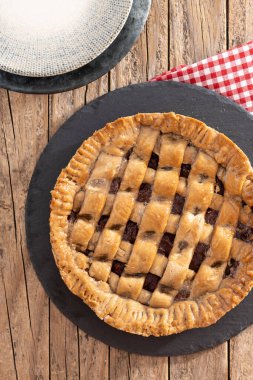 Geleneksel Pastafrola turtası ve guava dolgusu. Kırsal ahşap masadaki Küba pae 'si olarak da bilinir..