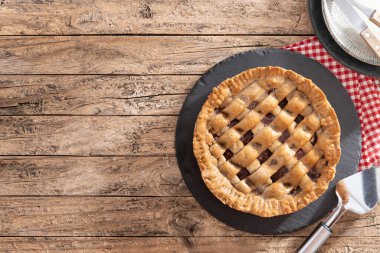 Geleneksel Pastafrola turtası ve guava dolgusu. Kırsal ahşap masadaki Küba Pae 'si olarak da bilinir. Üst Manzara. Boşluğu kopyala