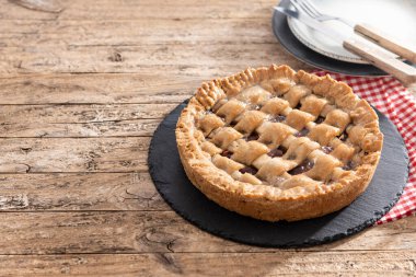 Geleneksel Pastafrola turtası ve guava dolgusu. Kırsal ahşap masadaki Küba Pae 'si olarak da bilinir. Boşluğu kopyala