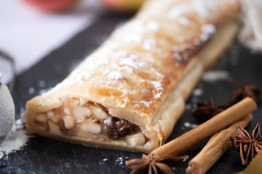 Beyaz mermer arka planda ev yapımı elmalı turta. Geleneksel Avusturya ve Alman tatlıları