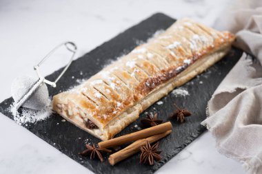 Beyaz mermer arka planda ev yapımı elmalı turta. Geleneksel Avusturya ve Alman tatlıları