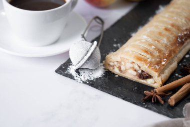 Beyaz mermer arka planda ev yapımı elmalı turta. Geleneksel Avusturya ve Alman tatlıları. Boşluğu kopyala