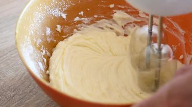 Pişirme hazırlığı için şeker ve tereyağı karıştırılıyor