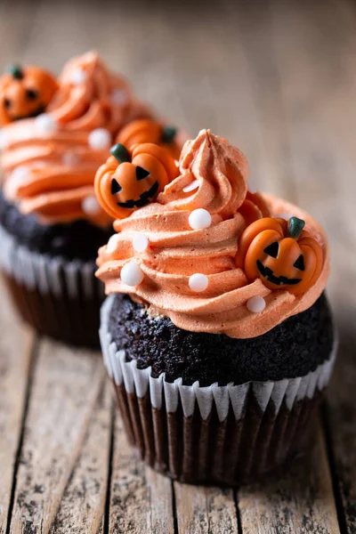 Kabak süslemeli Cadılar Bayramı çörekleri kırsal ahşap masa ve siyah arka plan