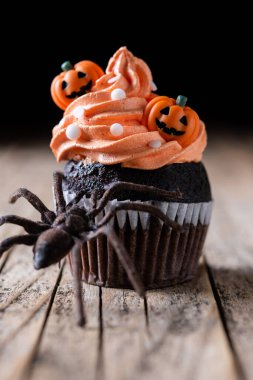 Kabak süslemeli Cadılar Bayramı çörekleri kırsal ahşap masa ve siyah arka plan. 