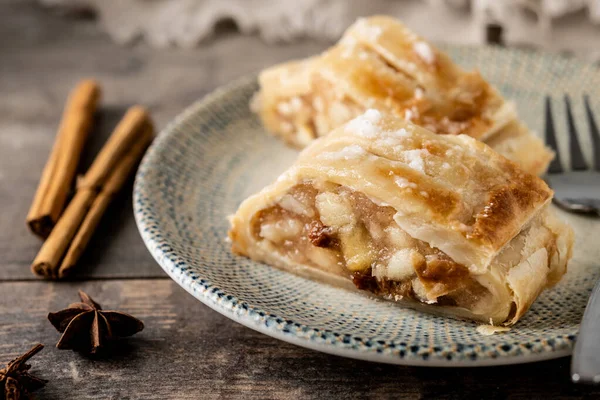 Tahta masada ev yapımı elmalı turta.