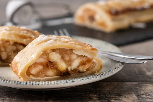 Tahta masada ev yapımı elmalı turta.