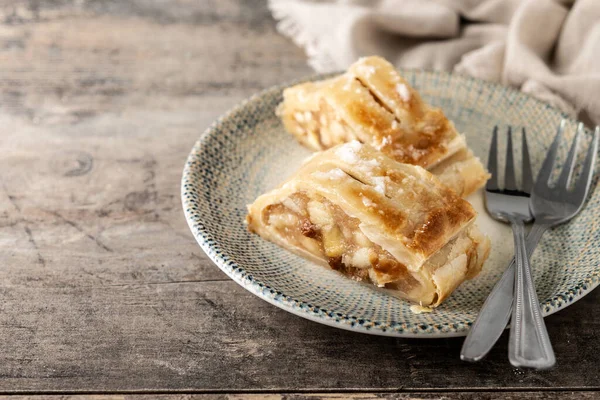 Tahta masada ev yapımı elmalı turta. Boşluğu kopyala