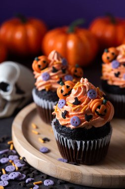 Siyah yüzeye balkabağı süslemeli Cadılar Bayramı kekleri