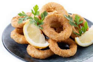 Beyaz arkaplanda kızarmış mürekkep balığı halkaları izole edilmiş.