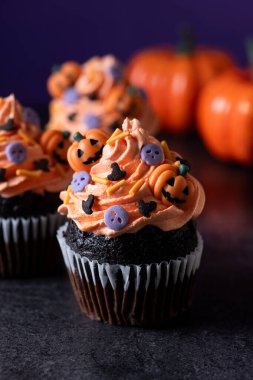 Cadılar Bayramı kekleri koyu arkaplanda serpiştirilmiş