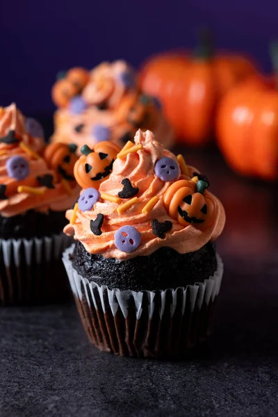 Cadılar Bayramı kekleri koyu arkaplanda serpiştirilmiş