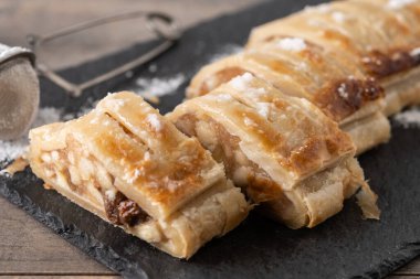 Tahta masada ev yapımı elmalı turta.