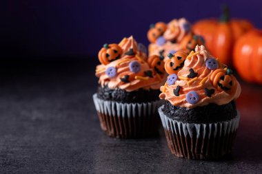 Cadılar Bayramı çörekleri ve koyu arkaplanda kabak şekerlemeleri. Boşluğu kopyala