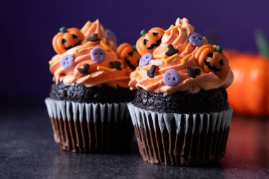 Cadılar Bayramı kekleri ve koyu arkaplanda kabak şekerlemeleri