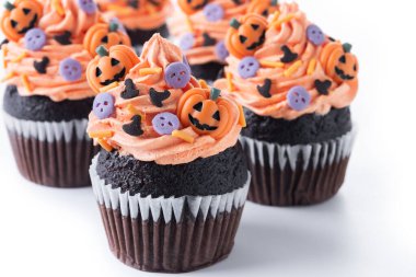 Beyaz arka planda kabak parçacıkları olan Cadılar Bayramı kekleri