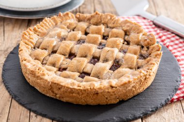 Geleneksel Pastafrola turtası, guava dolgulu. Tahta masadaki Küba pae 'si olarak da bilinir.