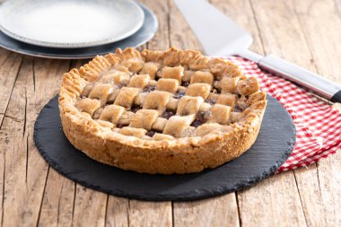 Geleneksel Pastafrola turtası, guava dolgulu. Tahta masadaki Küba pae 'si olarak da bilinir.