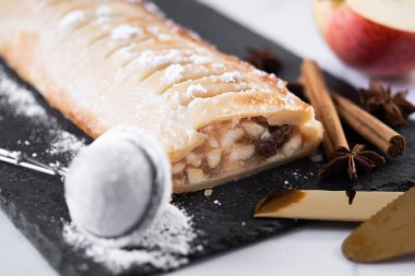 Beyaz mermer arka planda ev yapımı elmalı turta. Geleneksel Avusturya ve Alman tatlıları