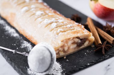 Beyaz mermer arka planda ev yapımı elmalı turta. Geleneksel Avusturya ve Alman tatlıları