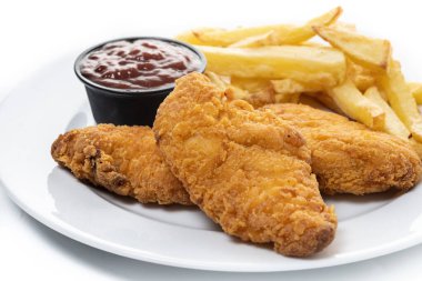 Beyaz arka planda kızarmış tavuk ve patates kızartması.