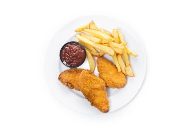 Beyaz arka planda kızarmış tavuk ve patates kızartması.