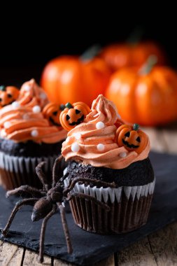 Cadılar Bayramı kekleri koyu arkaplanda serpiştirilmiş