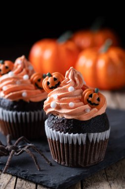 Cadılar Bayramı kekleri koyu arkaplanda serpiştirilmiş