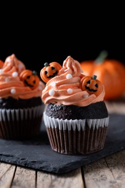 Cadılar Bayramı kekleri koyu arkaplanda serpiştirilmiş