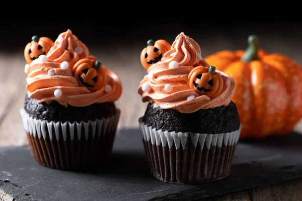 Cadılar Bayramı kekleri koyu arkaplanda serpiştirilmiş