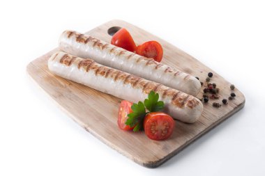 Kızarmış sosis, kiraz domatesli ve maydanozlu beyaz arka planda.