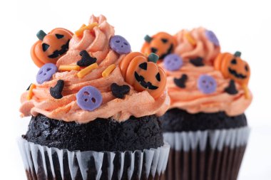 Cadılar Bayramı çörekleri beyaz arka planda izole edilmiş.