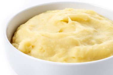 Basit bir seramik kasede servis edilen kremalı patates püresi. Klasik ev yapımı meze, beyaz arka planda izole edilmiş, yemek ve tatil stoku fotoğrafçılığı için mükemmel..